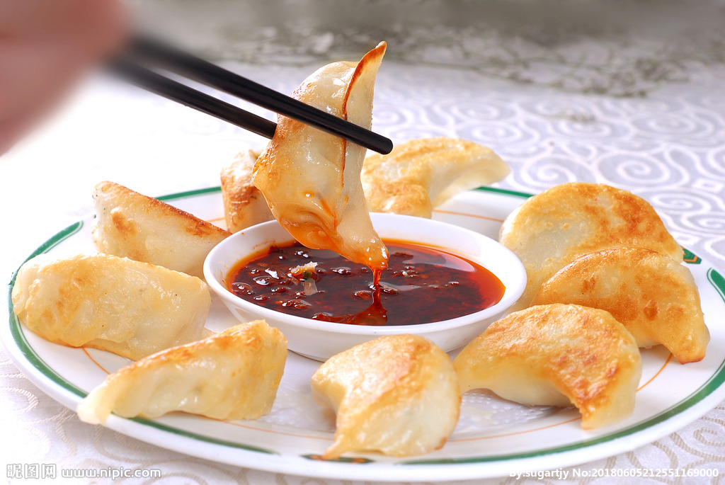  p>煎饺是中国北方地区特色传统小吃之一,是以面粉和肉馅为主要食材