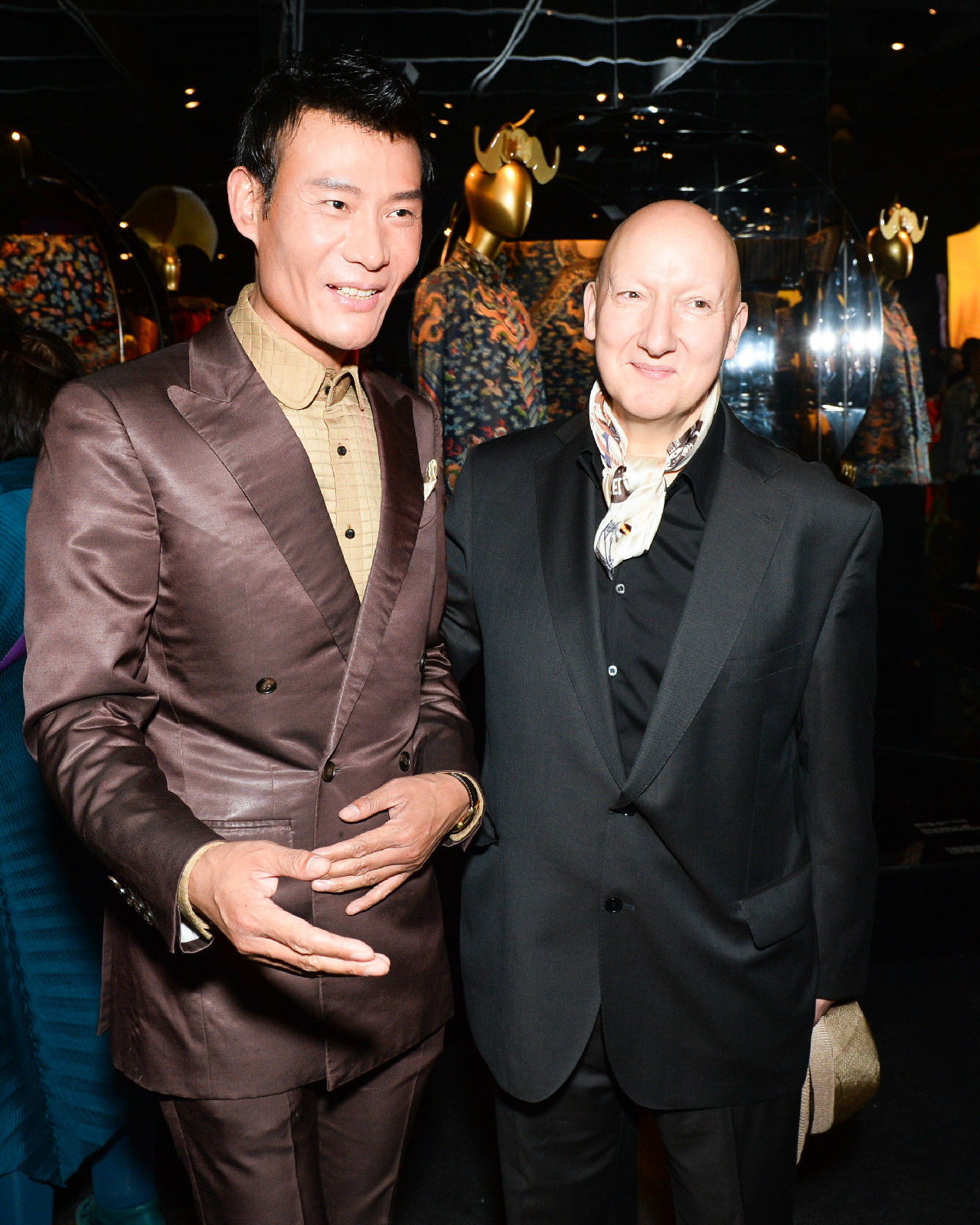 许原名许建树,祖籍山东,毕业于中国工艺美院 a href="#" data-lemmaid