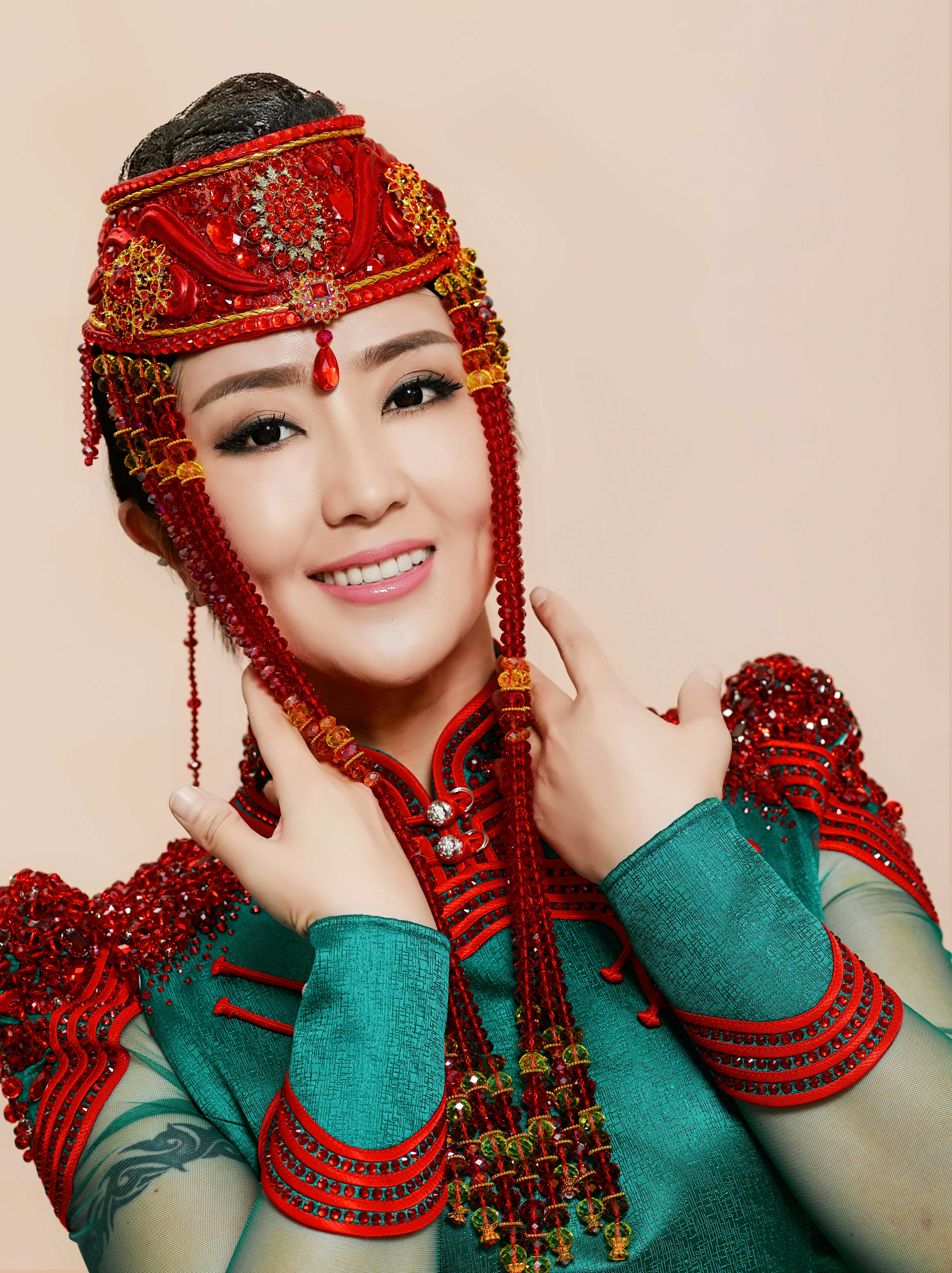  p>格格,原名蒙克其其格,8月1日出生于内蒙古自治区赤峰市克什克腾旗