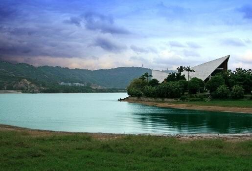  p>深圳岩湖温泉度假村,位于深圳市中心西北40公里风景秀丽的石岩湖畔