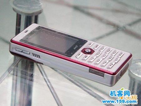  p>夏新a665是一款旧式非智能型手机,有物理键盘,已经淘汰并且停产.