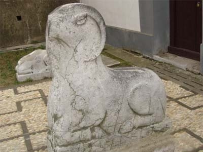 题润州妙善前石羊