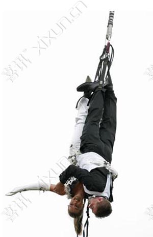  p>蹦极( b> i>bungee jumping /i> /b>),也叫机索跳,白话叫 a target