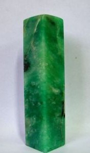 是用于雕刻工艺品和印章的材料,晶莹润泽,可分为多种冻石.