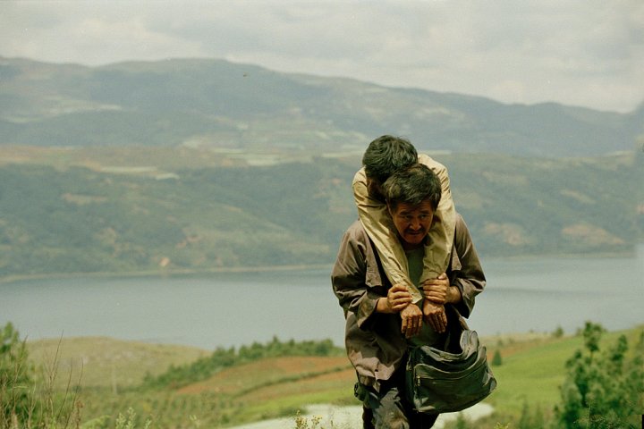  p>《落叶归根》是由香港星皓娱乐有限公司出品的喜剧电影,由 a