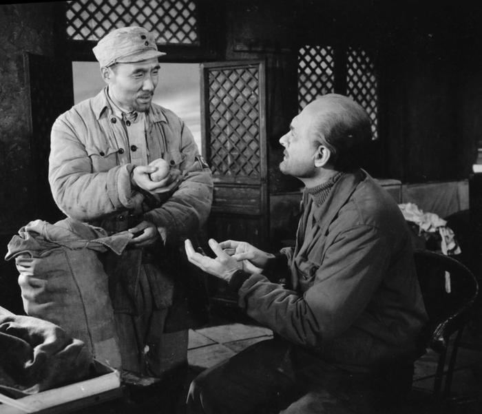  p>《白求恩大夫》是上海电影制片厂,八一电影制片厂联合拍摄的人物