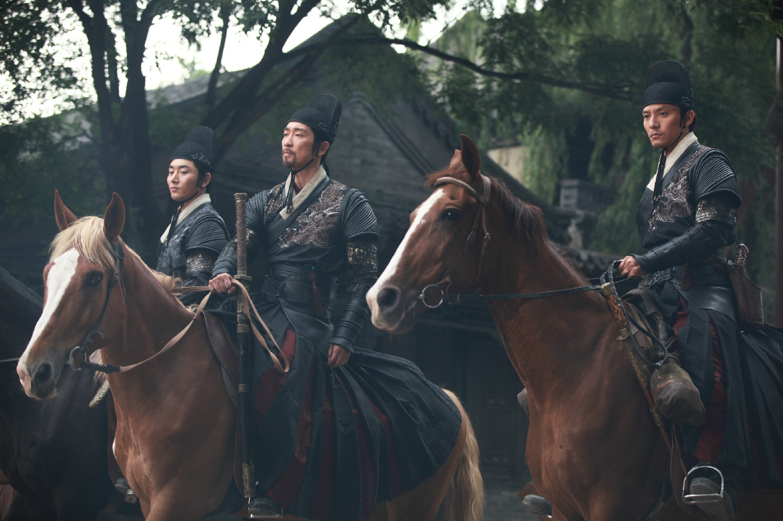  p>王千源(原名王锦鹏),1972年6月27日出生于辽宁省盘锦市,在沈阳长大