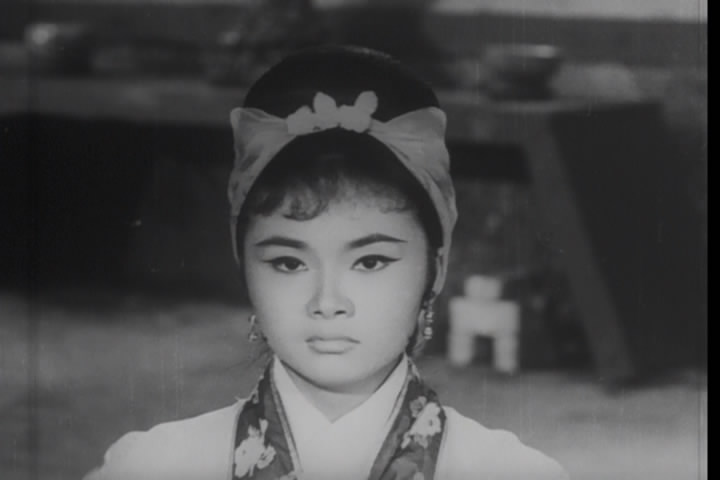  p>雪妮是湖北人,1945年出生,两岁随迁香港.