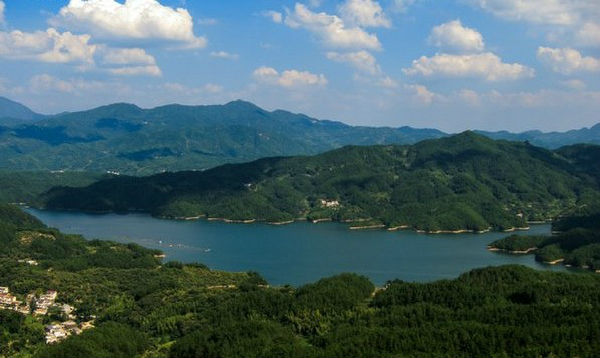 ktzg">天堂湖位于 a target="_blank" href="/item/上栗县/2872444"