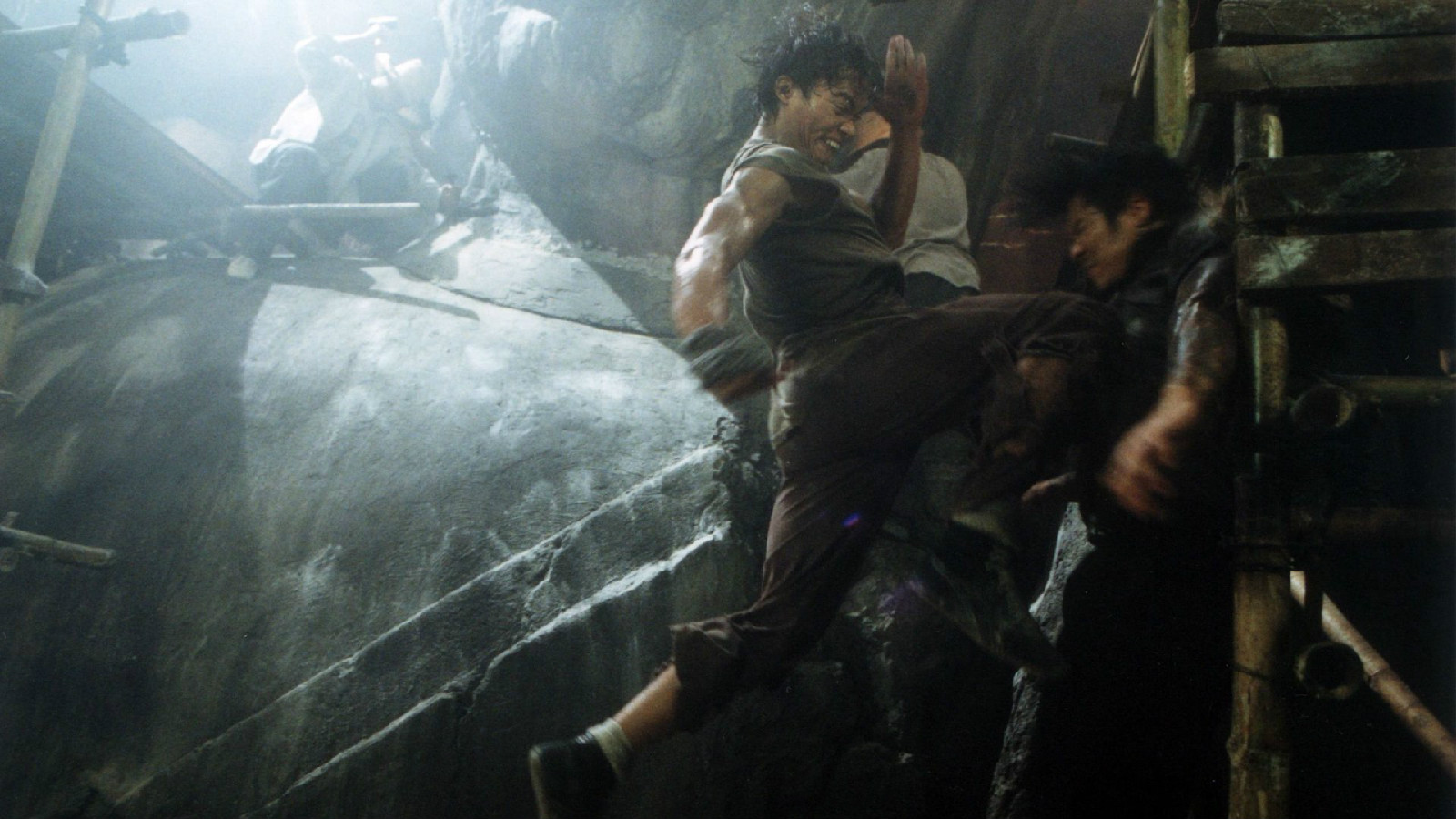  p>《拳霸》是由baa-ram-ewe公司于2003年1月21日上映的一部泰国动作