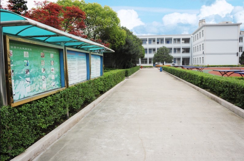  p>温州市龙湾区天河中学创建于1969年,学校占地面积 17567平方米