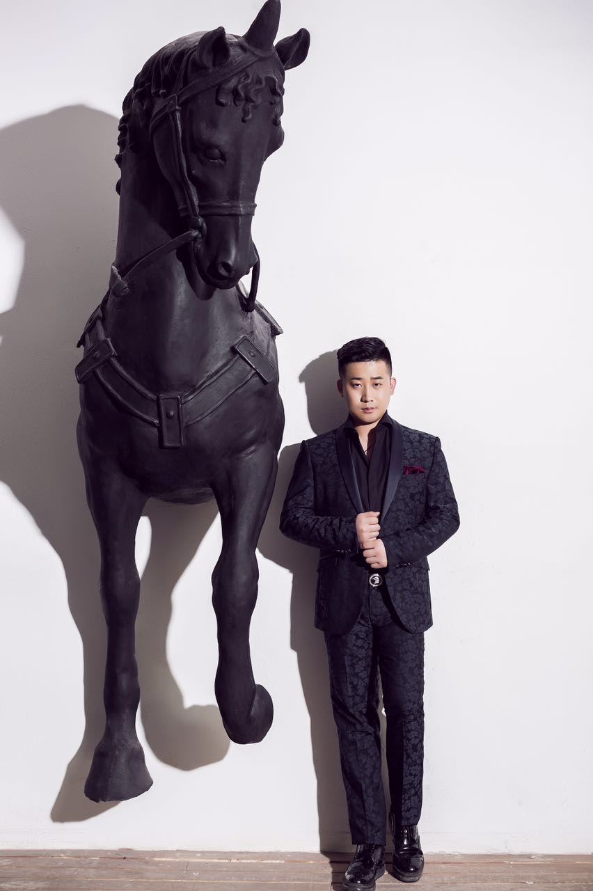 这首歌由李绰(艺名 a target="_blank" href="/item/小鹏飞/4837122"