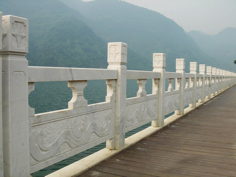  p>栏杆的栏板,位于 a target="_blank" href="/item/望柱/6777056"