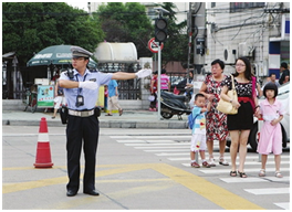  p>交警(traffic police),全称交通警察,属于警察的一个警种,主要负责