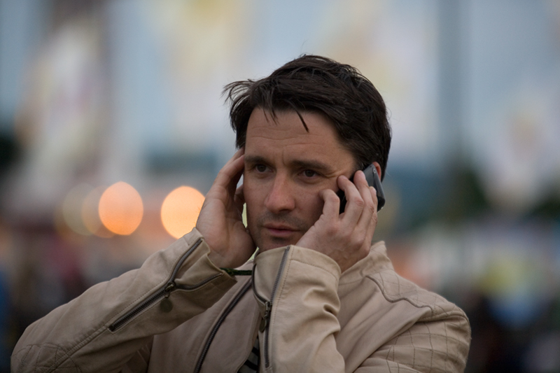  p>《手铐情人》是大卫·马肯兹执导的喜剧片,卢克·崔德威和娜塔丽