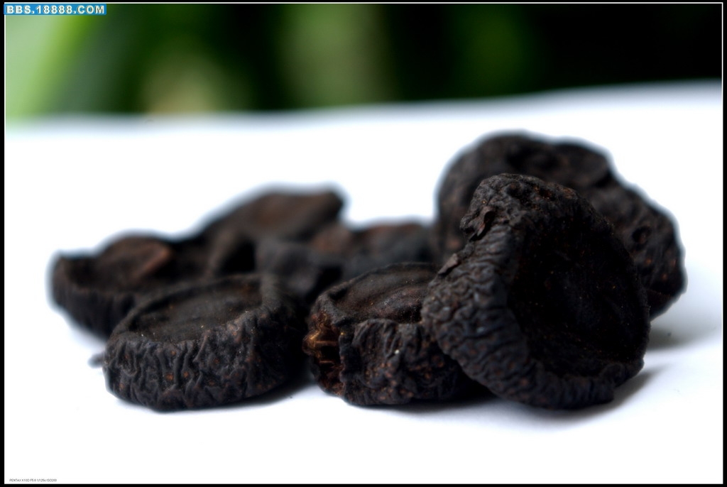 山楂果的制品,是一味常用的中药材,主要的炮制方法有炒黄,炒焦,炒炭