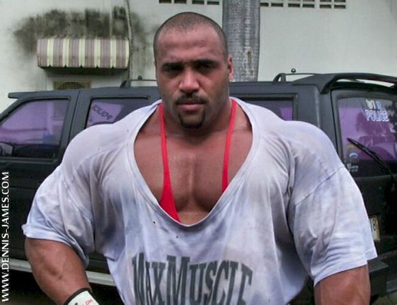  /p> p>丹尼斯·詹姆斯面看上肢肌肉极度饱和且极具力度感和壮感, a