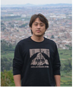 白华,1983年生于内蒙古赤峰,毕业于清华大学