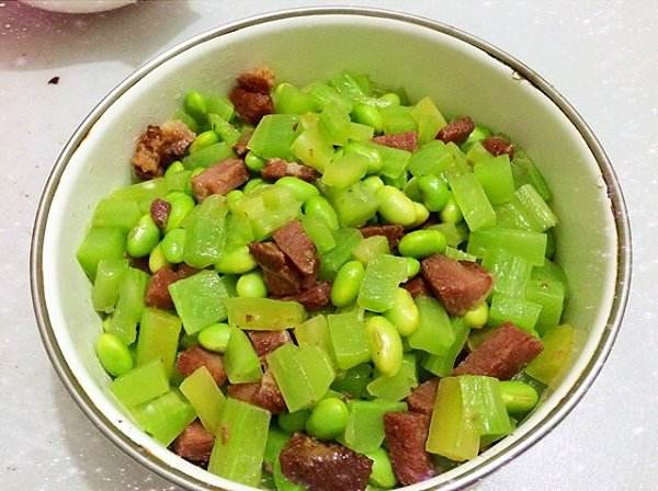 莴笋烧牛腩