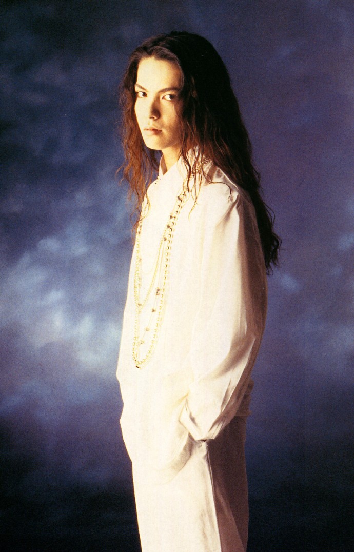  p>hyde,本名"宝井秀人",1969年1月29日出生于日本和歌山县和歌山市.