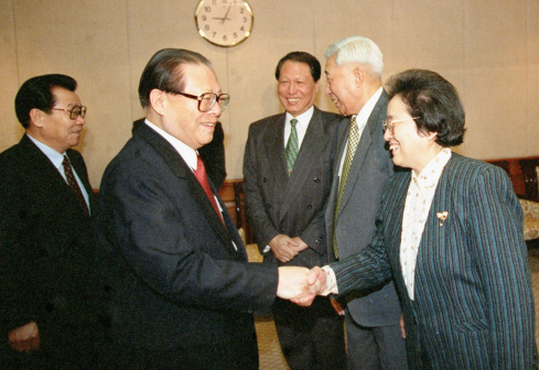 <p>1997年1月1日，江泽民同志在北京会见民革中央新任主席何鲁