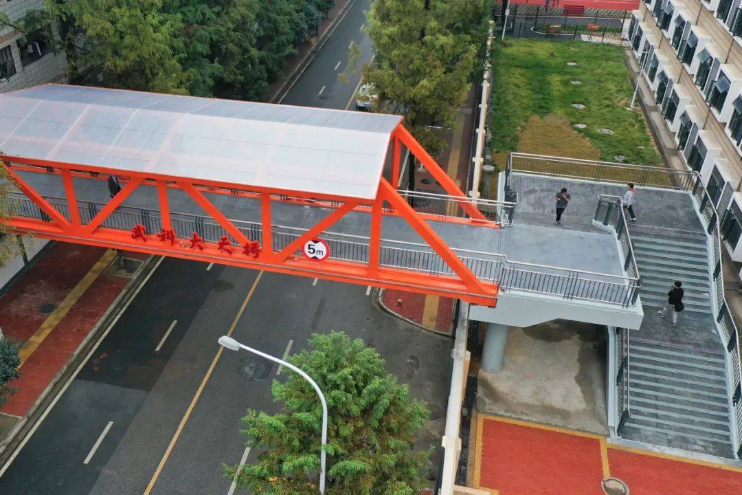  p data-id="tvpvpgpnmoys">武科大天桥位于 a target="_blank" href=