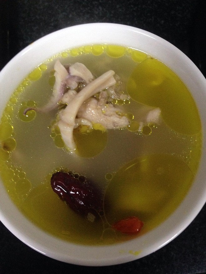  p>鱿鱼炖土鸡又叫鱿鱼炖鸡,是贵阳一道著名的特色火锅,因为其味道鲜