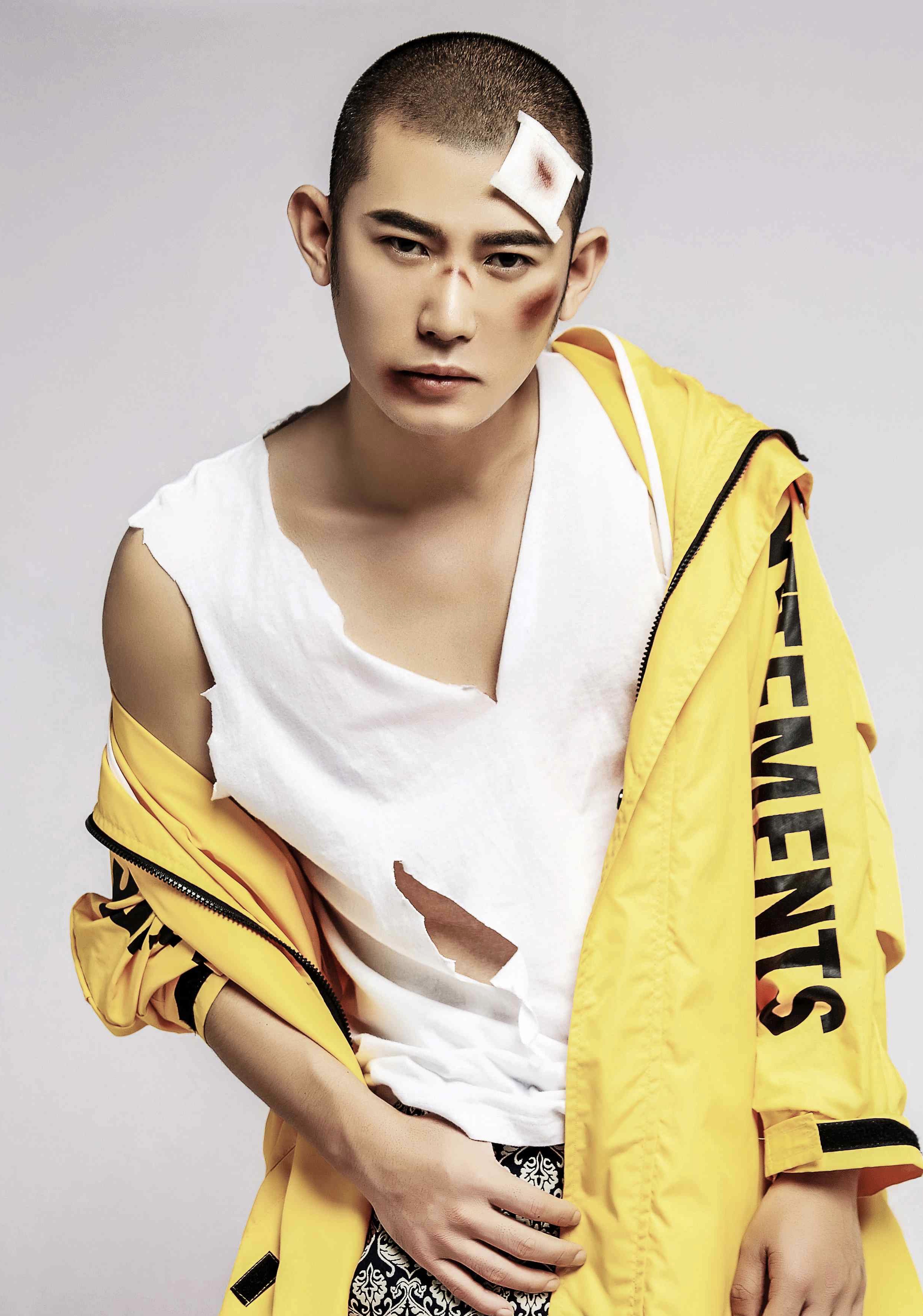  p>李乾锋,又名李火火武术跑酷双料冠军,中国内地男演员.