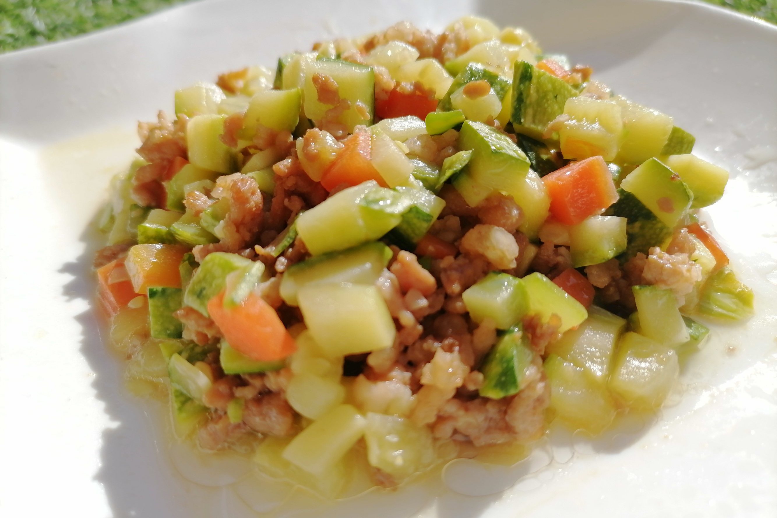  p>小瓜玉米炒肉丝是一道色泽鲜亮,味道清爽的炒菜,小瓜即 a target="