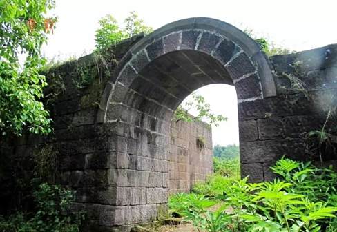 <p>神臂城遗址风光