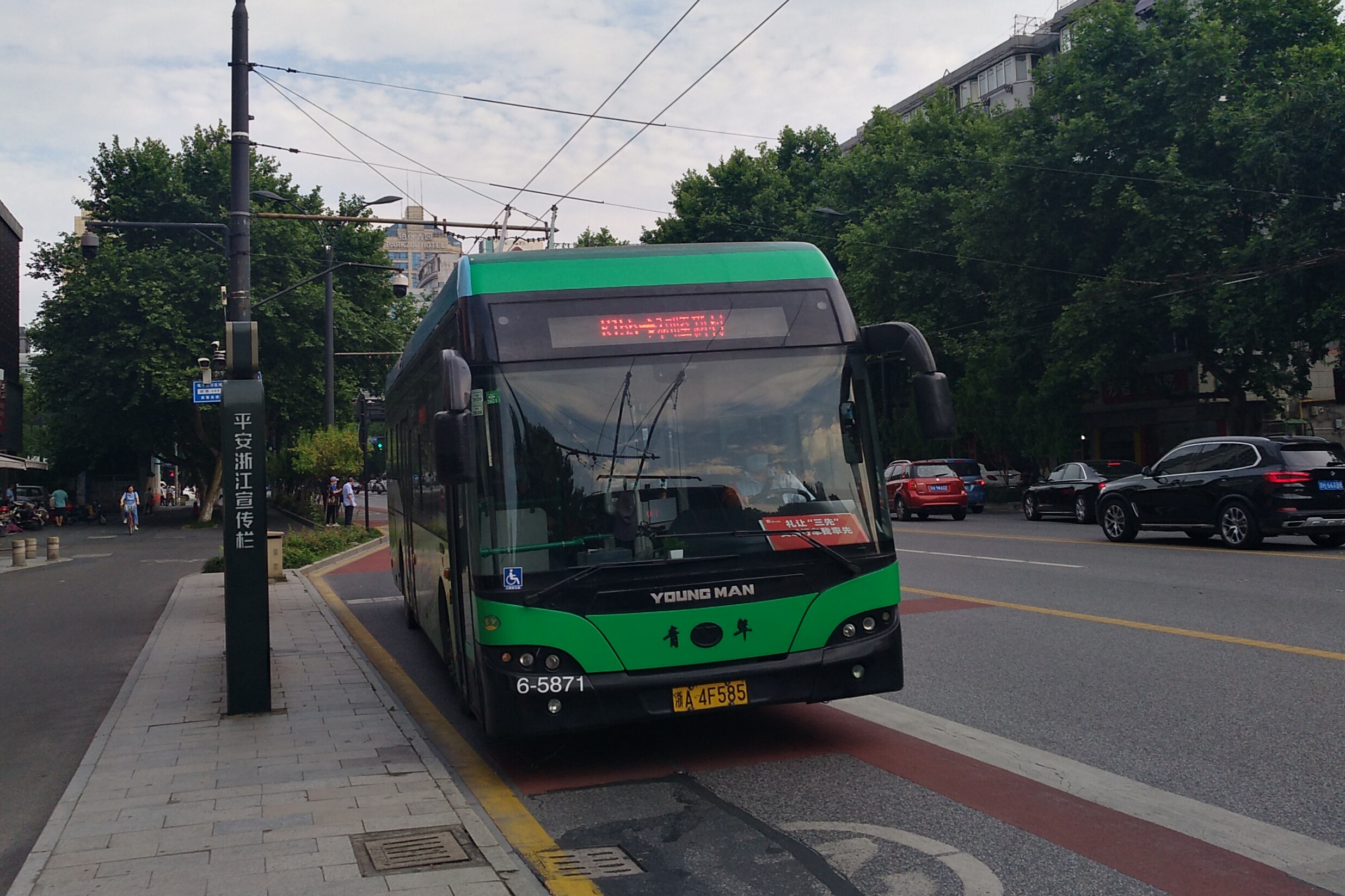  p>无轨电车(trolleybus)是一种通常由架空接触网供电,电动机驱动,不