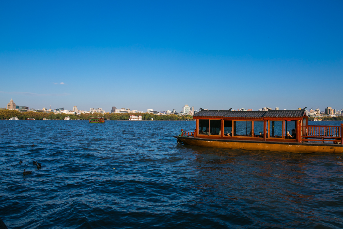 data-lemmaid="36238">西湖区 /a>龙井路1号,杭州市区西部,景区总面积