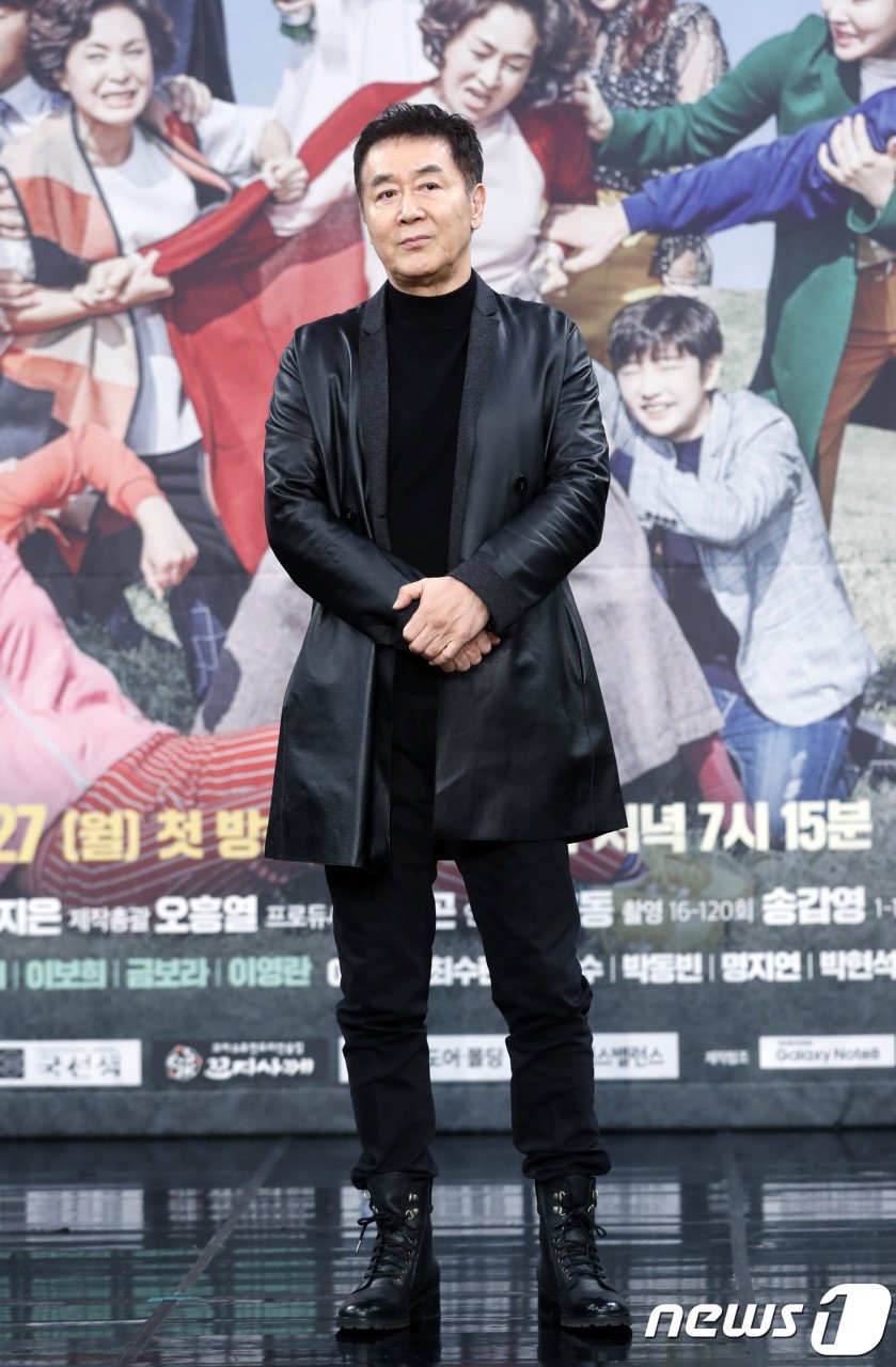  b>          /b>),1949年3月14日出生于韩国京畿道龙仁,韩国影视演员