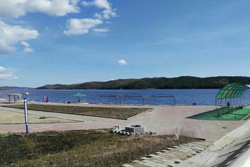 景区以鹤岗市五号水库为依托,主要由水库,河流,山,林,湿地等组成