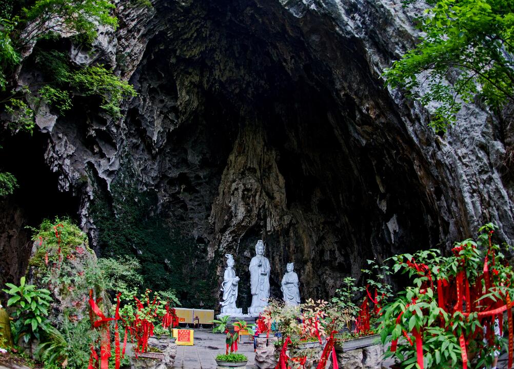  p data-id="2lafwvbsxg6">观音洞在雁荡山梅岭西麓.