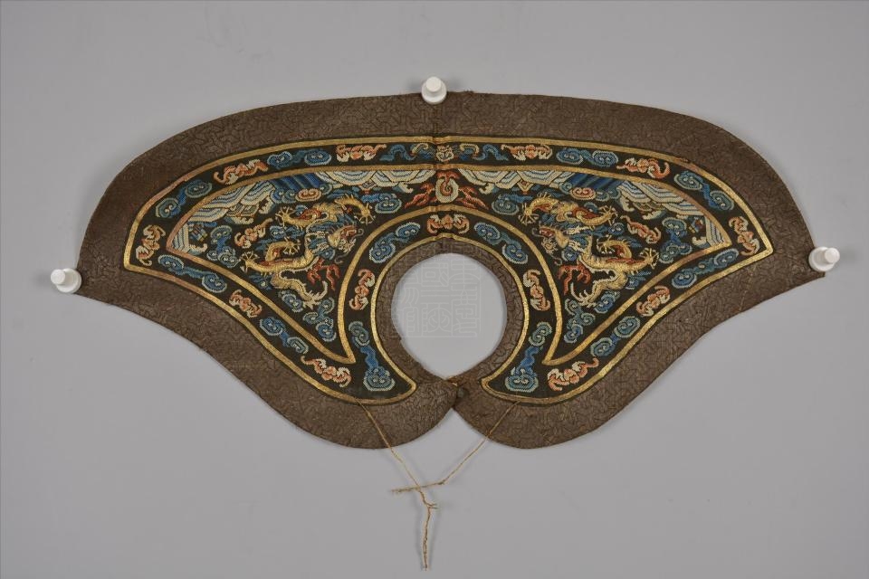 清黑纱挑云龙纹披领