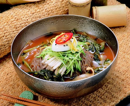  p>朝鲜面食是以荞麦粉,甘薯淀粉等为主料的食品. /p>