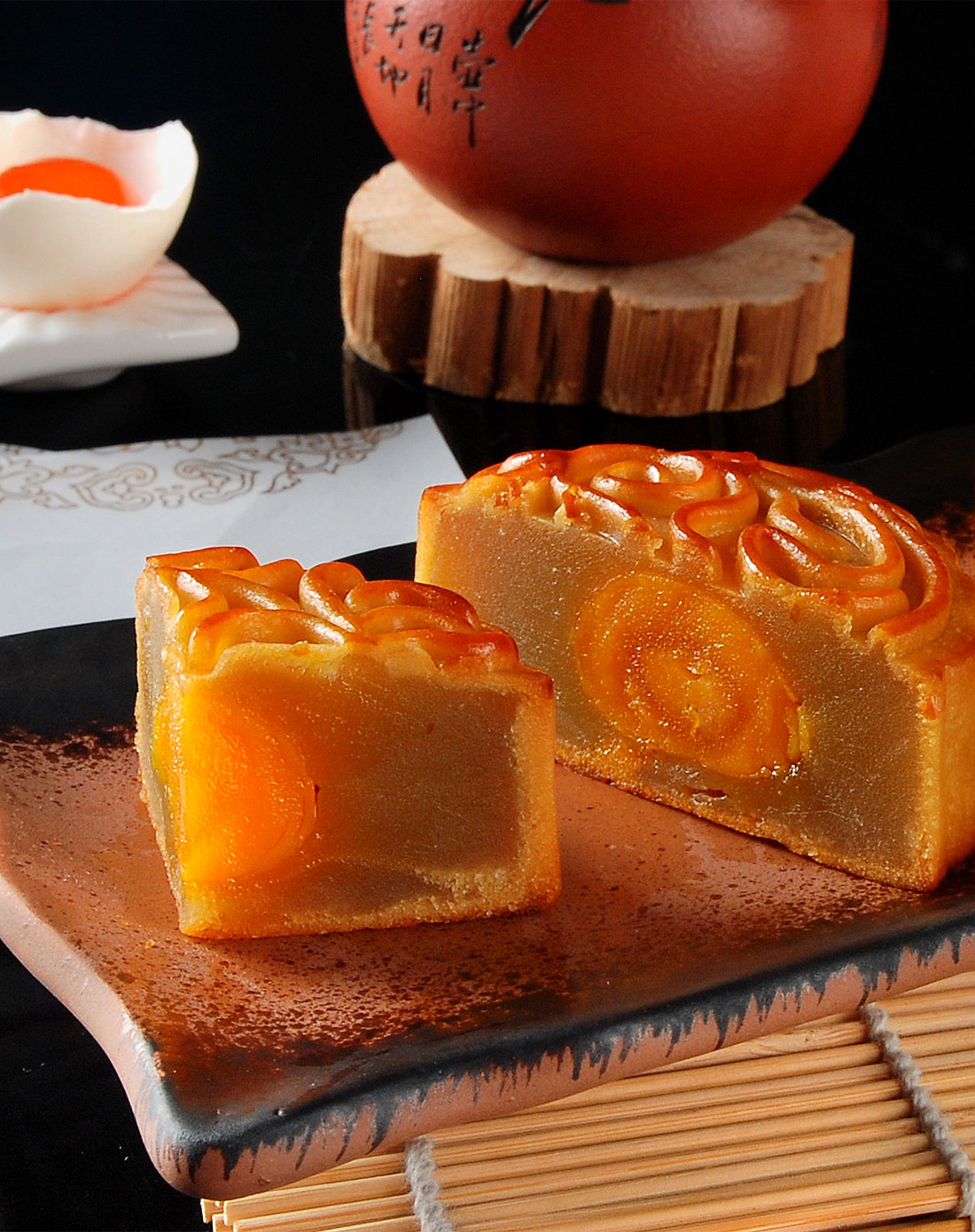 蛋黄白莲蓉月饼