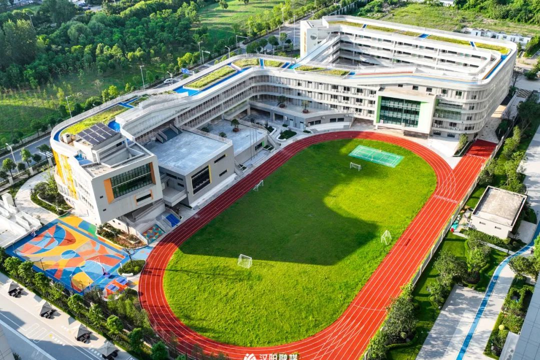 钟家村滨江小学位于 a target="_blank" href="/item/汉阳区/2472047"