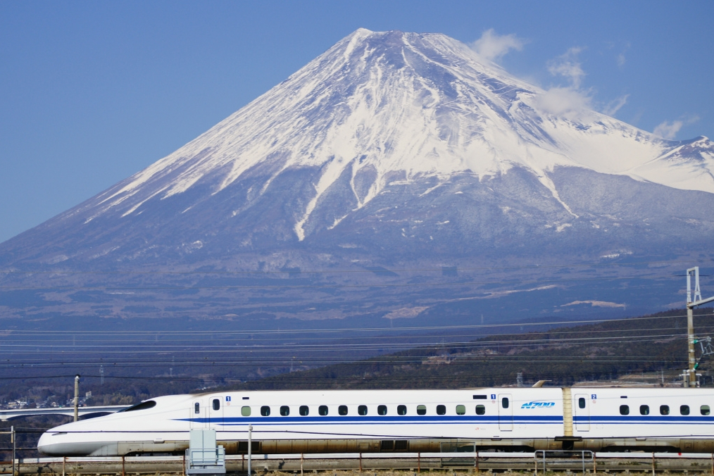  p>新干线n700系电力动车组(日语:新幹線n700系電車),是日本高速铁路