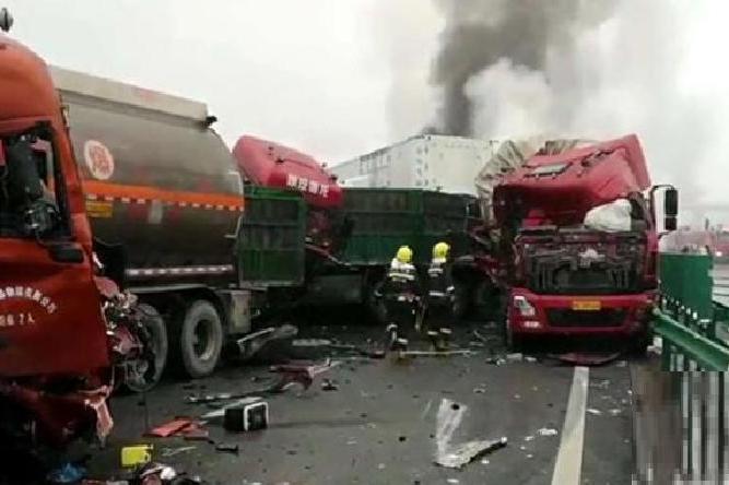 陕西包茂高速40余辆车相撞致3人死亡6人受伤