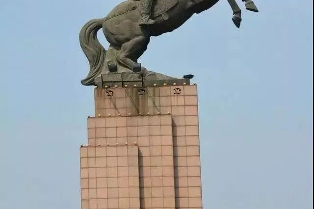  p>胡服骑射铜像,位于河北省 a target="_blank" href="/item/邯郸市
