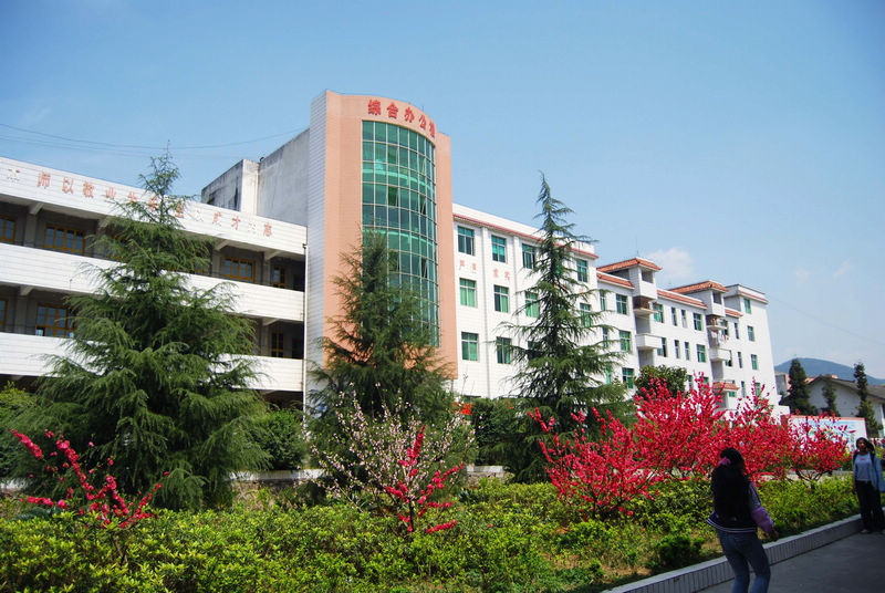 秀山县龙池中学