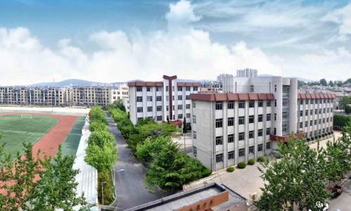  p>大连市旅顺第二高级中学坐落在我国近代历史名城,风景旖旎的大连市