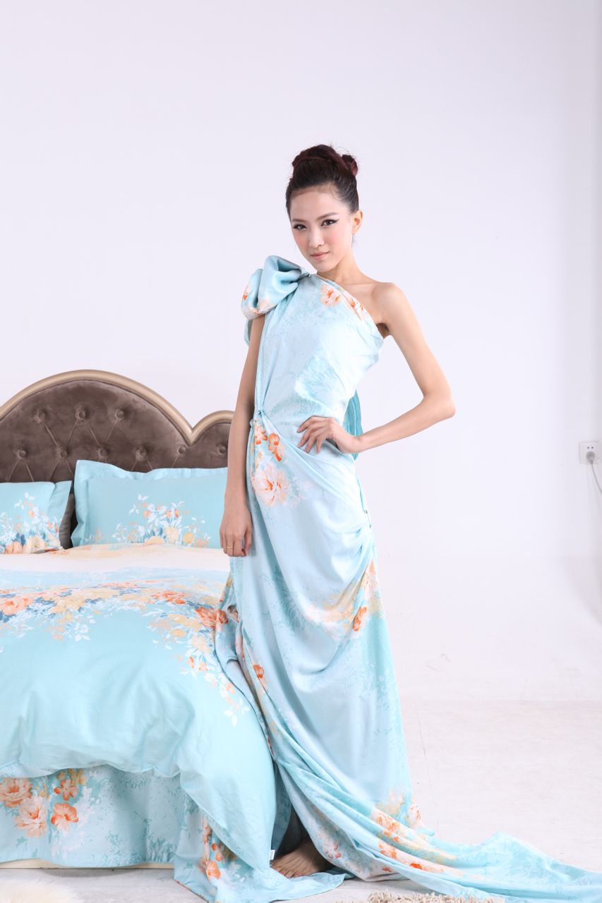 公司制作的微电影,以一位80后女性突破传统的穿衣概念,将床单裹上身