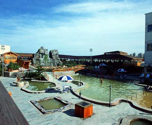  p>北京华清温泉宾馆位于亚运村北面立水桥附近,地理位置优越,毗邻 a