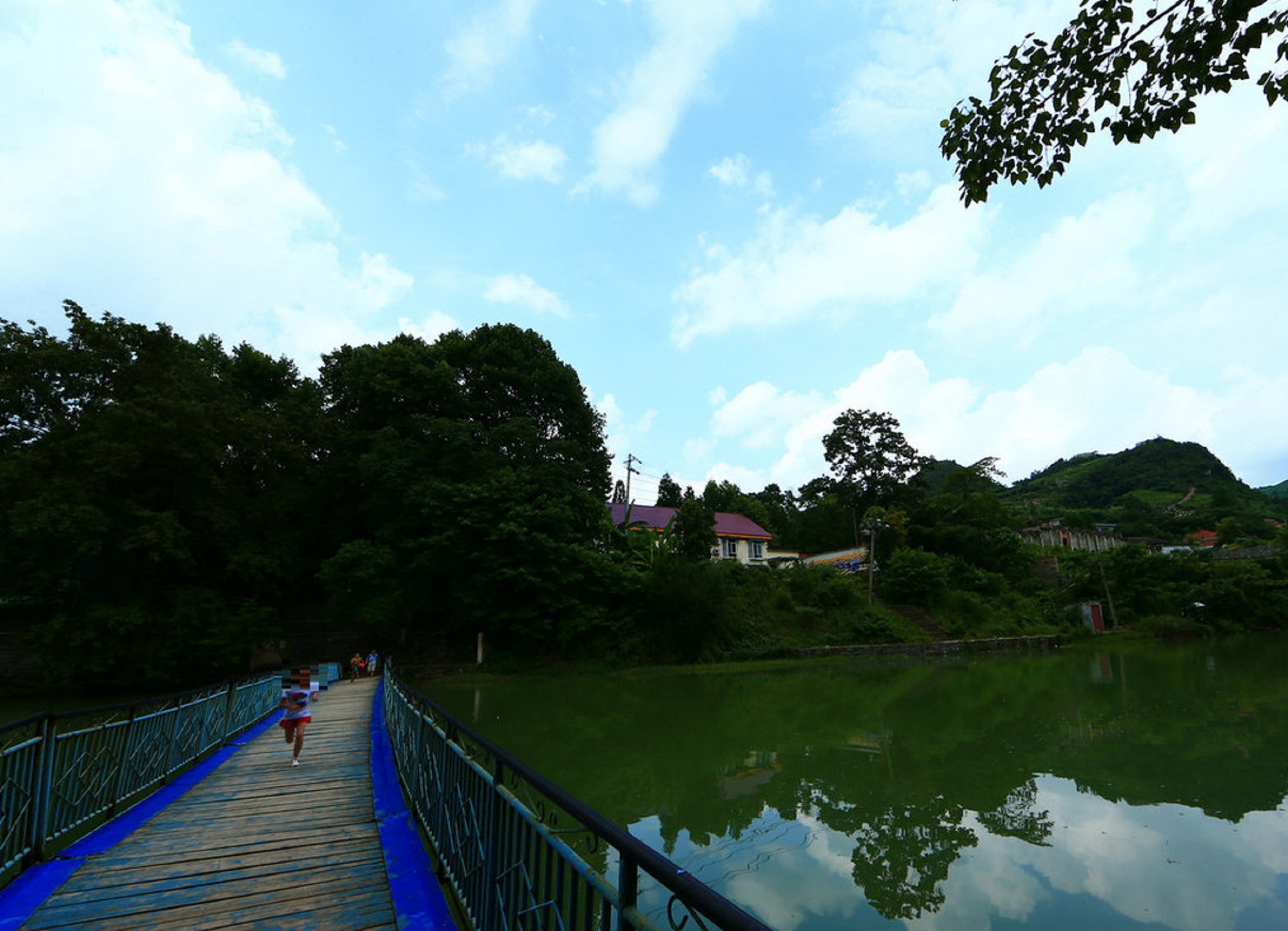  p>金翠湖坐落于 a target="_blank" href="/item/贵阳市/6085276"