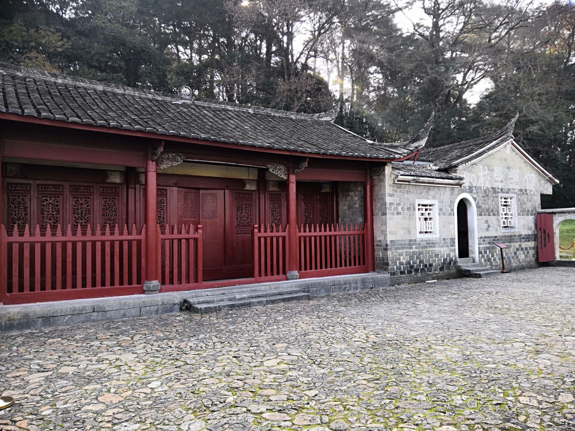  p>古田会议会址,原为"廖氏宗祠",又名"万源祠".