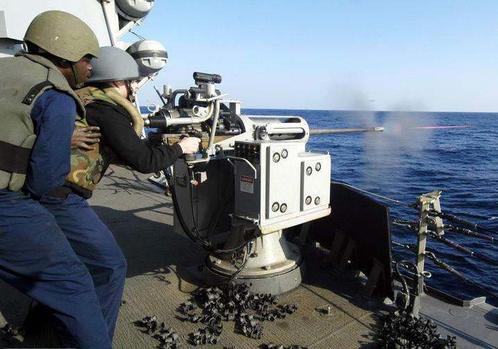  p>m242型"大毒蛇"25毫米链式机关炮.