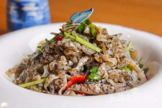  p>煮花生拌鱼皮是一道由水发鱼皮,泡花生米等食材制成的食品. /p>